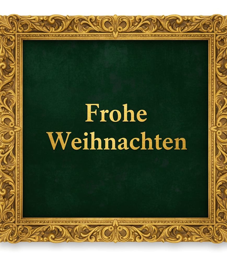 Der goldene reich verzierte Rahmen umgibt eine dunkelgrüne Tafel mit dem goldenen Text Frohe Weihnachten
